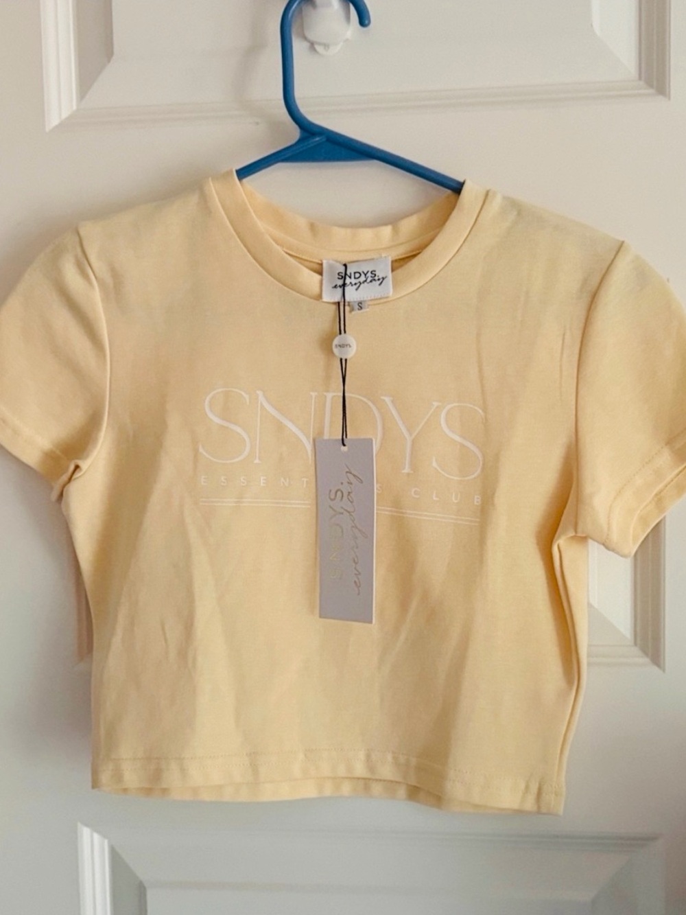 Sndys everyday Cropped Logo Tee in Pale Yellow small